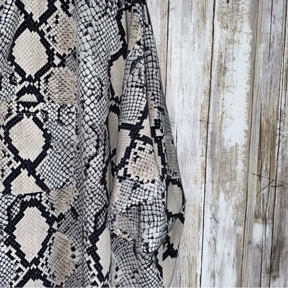 Jodifl Snake Oversized Blouse - Picture 2 of 4